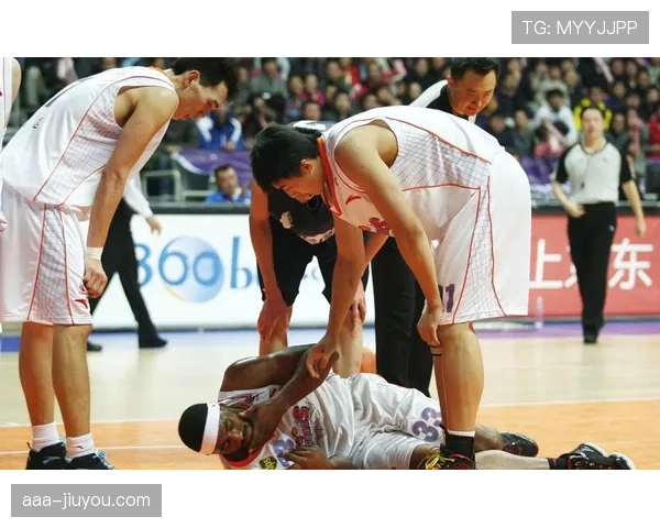 受伤倒地导致比赛中断，裁判如何准确判罚规则解析